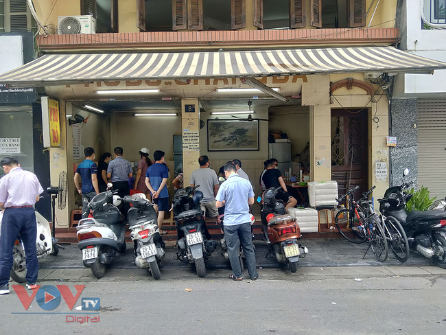 Hà Nội: Nhà hàng, quán cà phê 'trở lại' sau thời gian đóng cửa vì dịch Covid-19 - Ảnh 6.