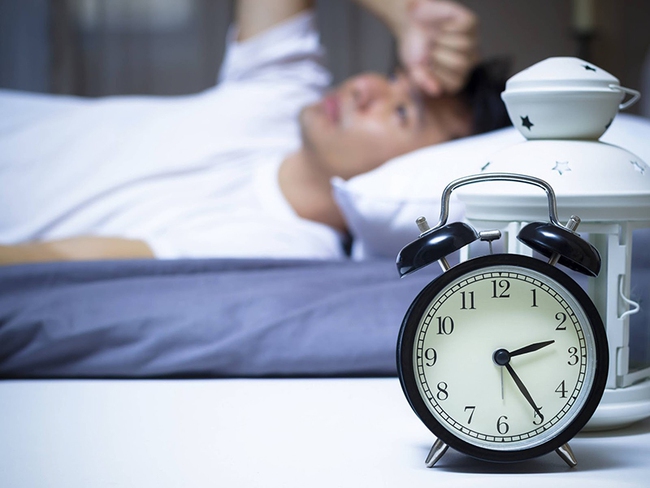 Nguy cơ bệnh COVID-19 tiến triển do thói quen ngủ ít - Ảnh 1.
