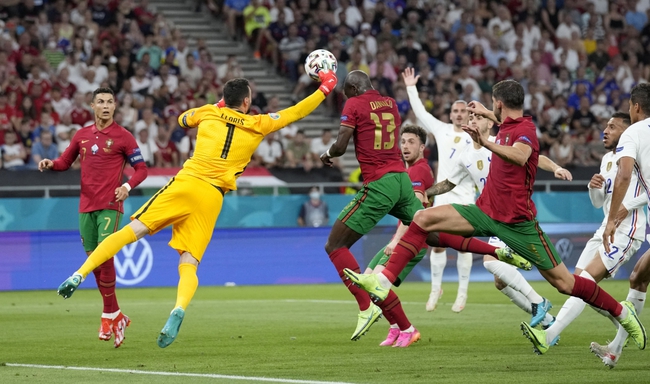 EURO 2020: Pha đấm bóng nguy hiểm của Hugo Lloris bị chỉ trích - Ảnh 1.