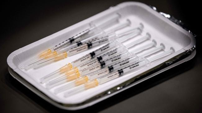 Các ống tiêm chứa vắc-xin của Moderna được chuẩn bị sẵn sàng trước khi tiêm. Nguồn AFP.png
