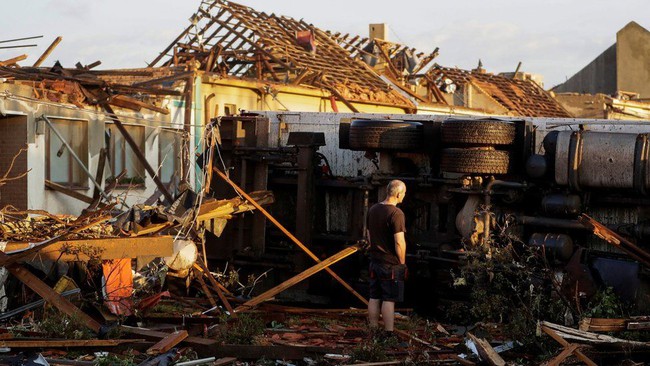 CH Séc: Hàng trăm người bị thương vong sau trận lốc xoáy ở vùng nam Moravia - Ảnh 1.