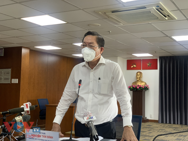 Giám đốc Sở Y tế TPHCM Nguyễn Tấn Bỉnh tại cuộc họp báo.jpg