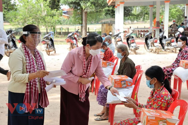 Hoạt động hỗ trợ người dân bị ảnh hưởng của dịch bệnh luôn được tiến hành trên khắp cả nước Campuchia.jpg