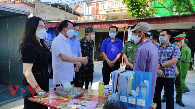 Lãnh đạo UBND TP Hải Phòng kiểm tra công tác phòng chống dịch bệnh tại xã Lý Học, địa phương hiện có 2 ca mắc COVID-19 tại huyện Vĩnh Bảo.jpg