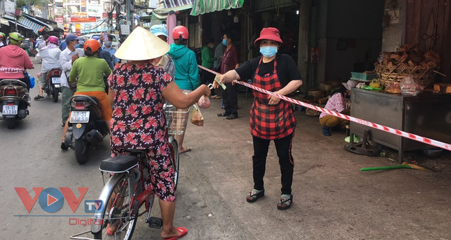 3Người dân mua thực phẩm ở Khu vực Chợ Bà Chiểu , quận Bình Thạnh.jpg