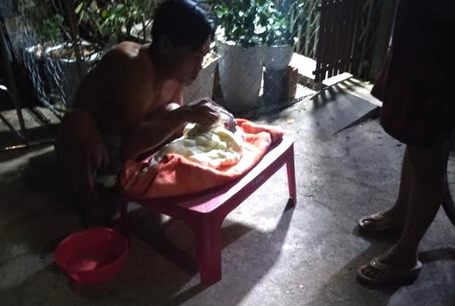 Đà Nẵng: Phát hiện bé trai 6 ngày tuổi bị bỏ ven đường - Ảnh 1.