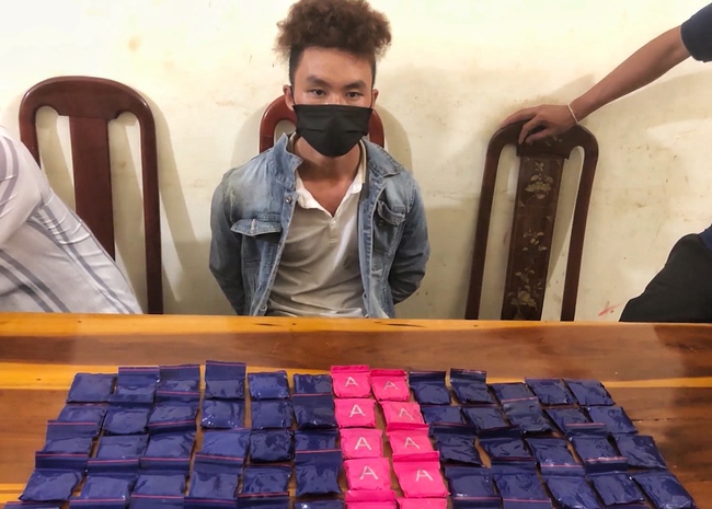 Công an Điện Biên bắt giữ 3 đối tượng, thu 1 bánh heroin và 20.000 viên ma túy tổng hợp - Ảnh 2.