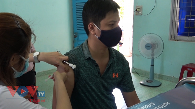 Quảng Nam: Dành vaccine cho lực lượng làm việc trong các cơ sở cách ly thu phí - Ảnh 1.