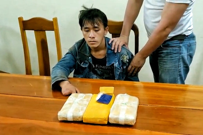Công an Điện Biên bắt giữ 3 đối tượng, thu 1 bánh heroin và 20.000 viên ma túy tổng hợp - Ảnh 1.