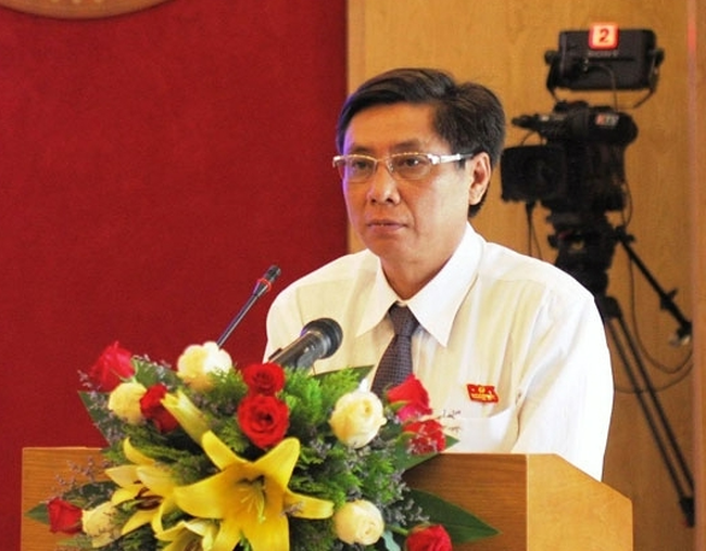 2 Cựu Chủ tịch UBND tỉnh Khánh Hòa bị khởi tố, tạm giam vì sai phạm đất đai - Ảnh 1.