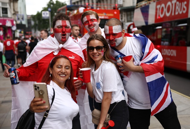Người hâm mộ Anh đổ về London hân hoan trước trận chung kết lớn - Ảnh 7.