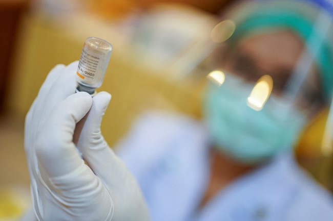 Thái Lan: Hơn 600 nhân viên y tế nhiễm Covid-19 dù đã tiêm vaccine - Ảnh 1.
