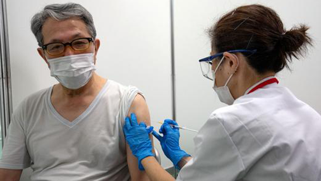 Nhật Bản tiếp nhận đơn xin cấp hộ chiếu vaccine từ cuối tháng 7 - Ảnh 1.