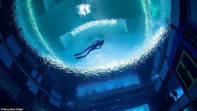 Ấn tượng bể bơi sâu nhất thế giới ở Dubai - Ảnh 1.