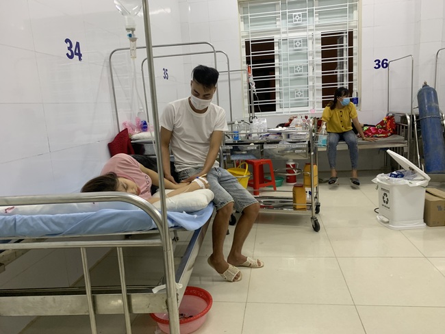 Lào Cai: Hơn 60 công nhân nhập viện sau bữa ăn ca - Ảnh 1.