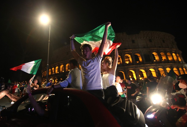 Italy vô địch Euro 2020: Thủ đô Rome không ngủ - Ảnh 1.