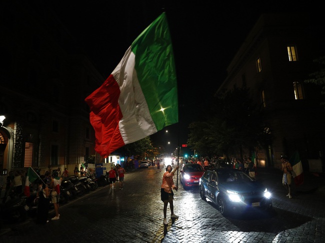 Italy vô địch Euro 2020: Thủ đô Rome không ngủ - Ảnh 2.