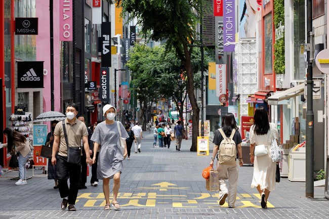 Hàn Quốc bắt đầu thực hiện giãn cách mức cao nhất ở thủ đô Seoul - Ảnh 1.