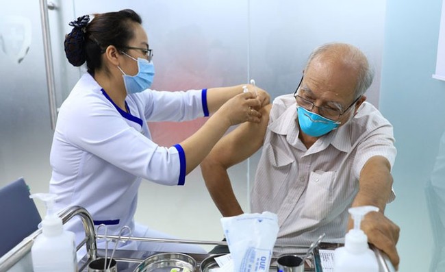 Người trên 65 tuổi tại thành phố Hồ Chí Minh sắp được tiêm vaccine phòng Covid-19 - Ảnh 1.