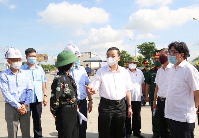 Chủ tịch UBND TP. Hà Nội Chu Ngọc Anh kiểm tra phòng dịch tại chốt kiểm soát ra vào Thủ đô - Ảnh 2.