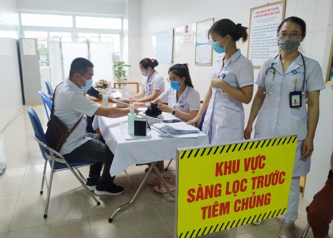 Quảng Ninh: Gần 7.000 liều vắcxin Covid-19 cho người lao động ngành du lịch - Ảnh 1.