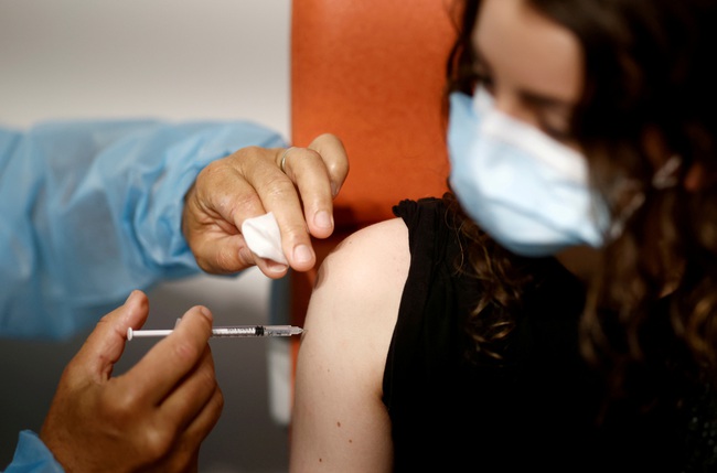 Giới chức Mỹ chỉ trích vấn nạn tin giả về vaccine trên mạng xã hội - Ảnh 1.