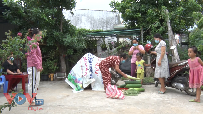 Người dân huyện Nông Sơn, tỉnh Quảng Nam góp nông sản gửi cho người dân Quảng Nam tại thành phố Hồ Chí Minh..jpg