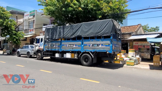 Nhiều xe chở hàng hóa, nông sản, nhu yếu phẩm hỗ trợ người dân thành phố Hồ Chí Minh sẵ sàng lăn bánh..jpg