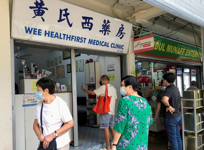 Singapore khuyến cáo người chưa tiêm vaccine nên ở nhà - Ảnh 1.