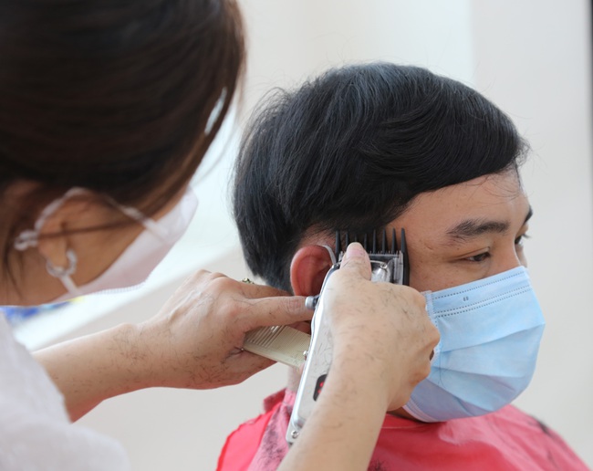 Nhiều bệnh viện ở TP.HCM mời thợ đến cắt tóc cho nhân viên y tế - Ảnh 1.