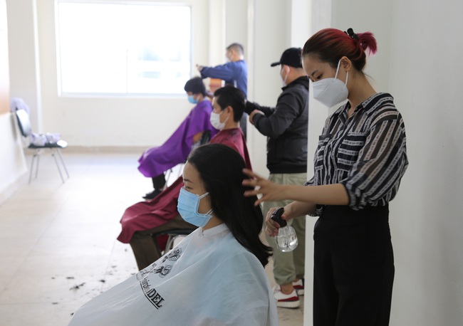 Nhiều bệnh viện ở TP.HCM mời thợ đến cắt tóc cho nhân viên y tế - Ảnh 3.