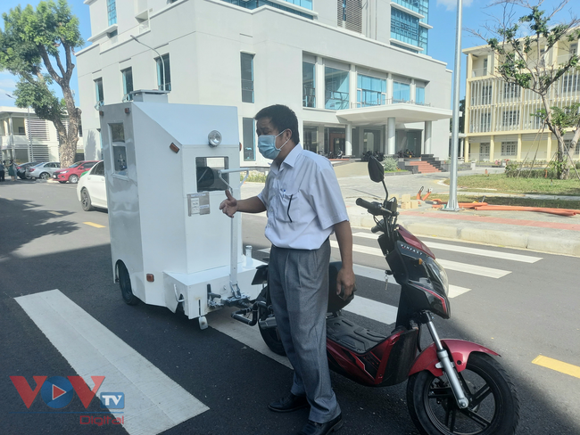 Cabin kết nối với một xe máy điện để dễ dàng di chuyển qua các khoa trong bệnh viện.jpg