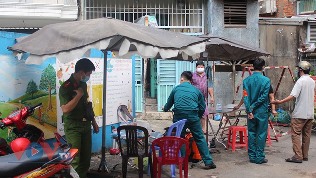 Nghiêm túc thực hiện cách ly tại nhà sẽ là chiến lược dập dịch hiệu quả - Ảnh 2.