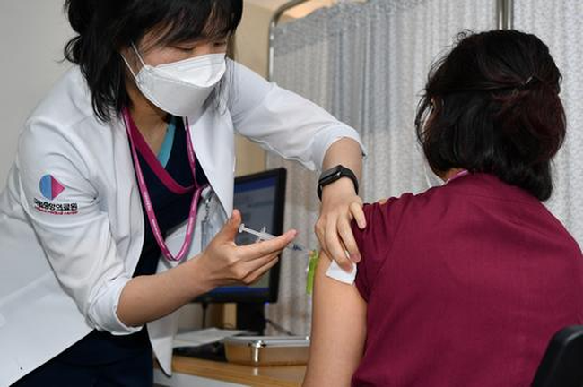 Lây nhiễm COVID-19 lan rộng, Hàn Quốc tăng mức giãn cách cao nhất - Ảnh 1.