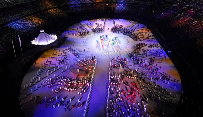 Màn trình diễn ánh sáng tuyệt vời trong lễ khai mạc Olympic Tokyo 2020 - Ảnh 3.