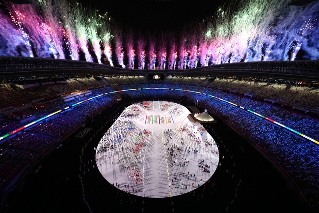 Màn trình diễn ánh sáng tuyệt vời trong lễ khai mạc Olympic Tokyo 2020 - Ảnh 4.