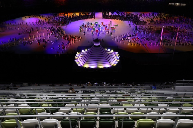 Màn trình diễn ánh sáng tuyệt vời trong lễ khai mạc Olympic Tokyo 2020 - Ảnh 6.