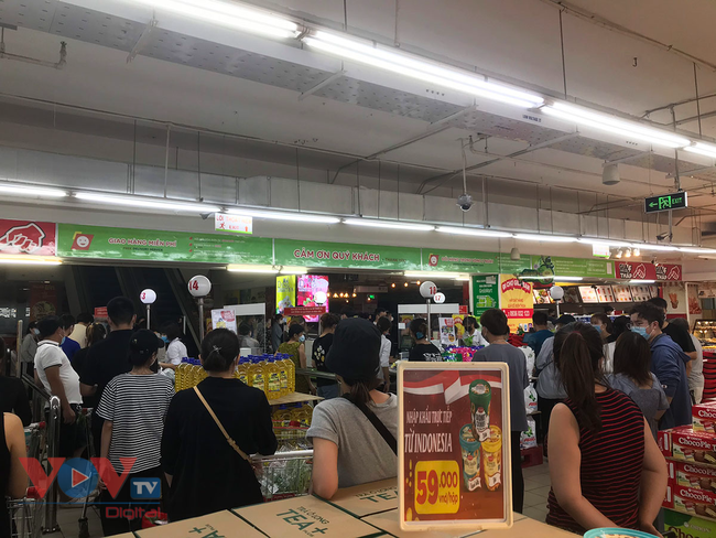 Hà Nội ngày đầu giãn cách xã hội: Giá cả ở siêu thị ổn định, chợ dân sinh tăng  - Ảnh 2.