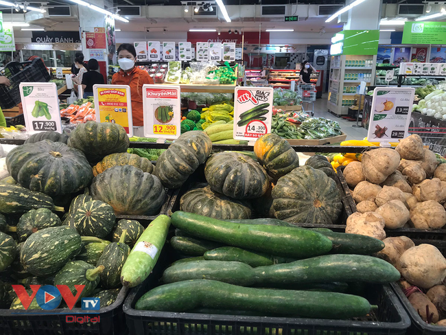 Hà Nội ngày đầu giãn cách xã hội: Giá cả ở siêu thị ổn định, chợ dân sinh tăng  - Ảnh 3.