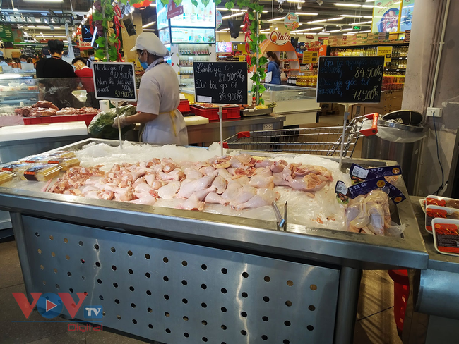 Hà Nội ngày đầu giãn cách xã hội: Giá cả ở siêu thị ổn định, chợ dân sinh tăng  - Ảnh 4.