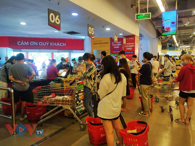 Hà Nội ngày đầu giãn cách xã hội: Giá cả ở siêu thị ổn định, chợ dân sinh tăng  - Ảnh 5.