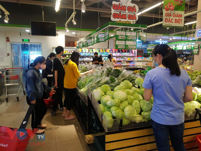Hà Nội ngày đầu giãn cách xã hội: Giá cả ở siêu thị ổn định, chợ dân sinh tăng  - Ảnh 6.