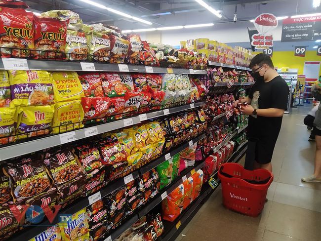 Hà Nội ngày đầu giãn cách xã hội: Giá cả ở siêu thị ổn định, chợ dân sinh tăng  - Ảnh 7.