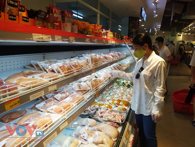 Hà Nội ngày đầu giãn cách xã hội: Giá cả ở siêu thị ổn định, chợ dân sinh tăng  - Ảnh 8.