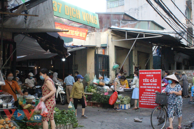 Hà Nội ngày đầu giãn cách xã hội: Giá cả ở siêu thị ổn định, chợ dân sinh tăng  - Ảnh 9.