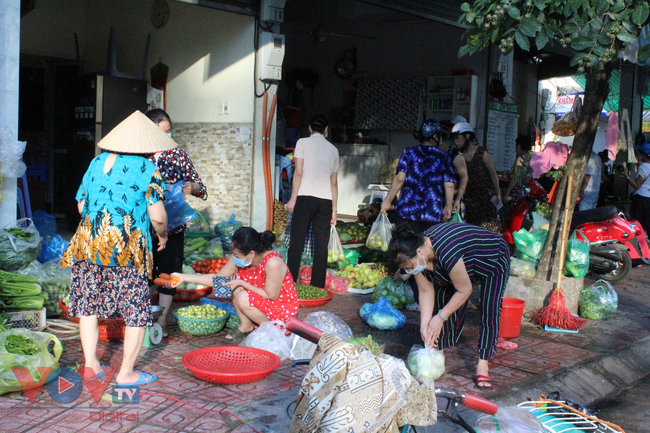 Hà Nội ngày đầu giãn cách xã hội: Giá cả ở siêu thị ổn định, chợ dân sinh tăng  - Ảnh 10.