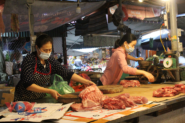 Hà Nội ngày đầu giãn cách xã hội: Giá cả ở siêu thị ổn định, chợ dân sinh tăng  - Ảnh 11.