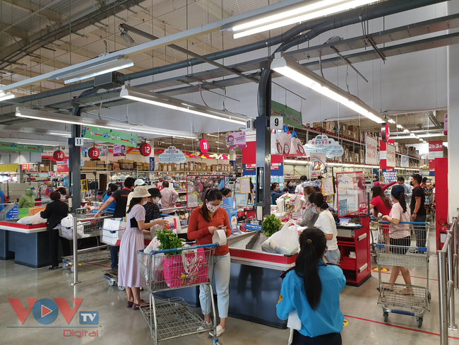 Rất đông người dân mua hàng tại siêu thị ở Nha Trang.jpg