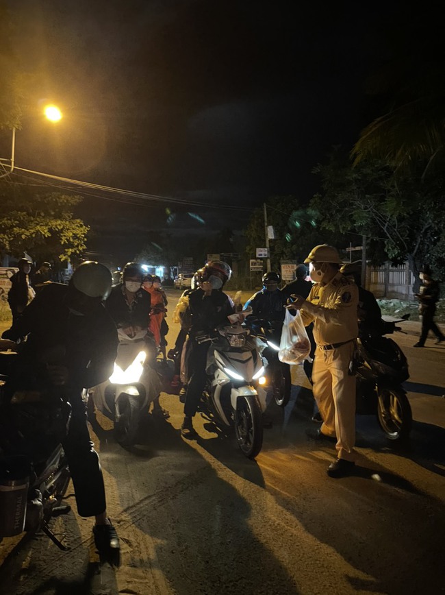 Cảnh sát giao thông dẫn đường đưa hàng chục nghìn người dân từ TP.HCM và các tỉnh lân cận về quê - Ảnh 1.