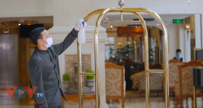 Các khách sạn tăng cường phun xịt khử khuẩn ở các tay nắm cửa, bảng bấm thang máy và các vật dụng thường xuyên có tiếp xúc.jfif